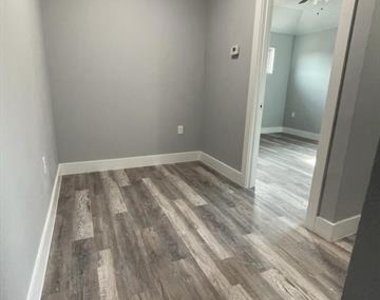 401 W Elm Street - Photo Thumbnail 10