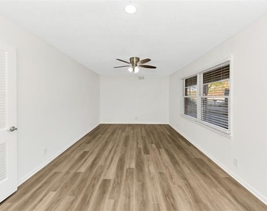 828 S Collins Street - Photo Thumbnail 5