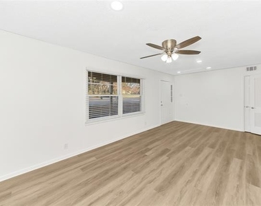 828 S Collins Street - Photo Thumbnail 4