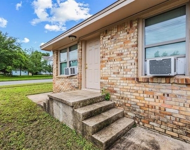 701 W Hull Street - Photo Thumbnail 2
