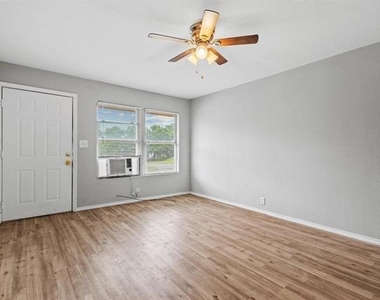 701 W Hull Street - Photo Thumbnail 4