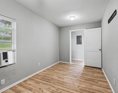 701 W Hull Street - Photo Thumbnail 16