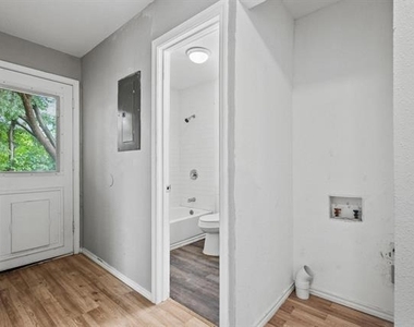 701 W Hull Street - Photo Thumbnail 12