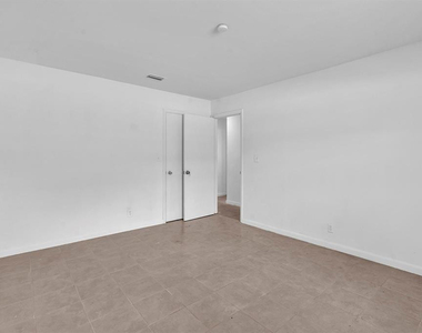 5748 Nw 27th Court - Photo Thumbnail 8