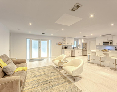 1800 Se Admirals Way - Photo Thumbnail 18