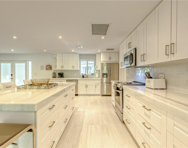 1800 Se Admirals Way - Photo Thumbnail 12