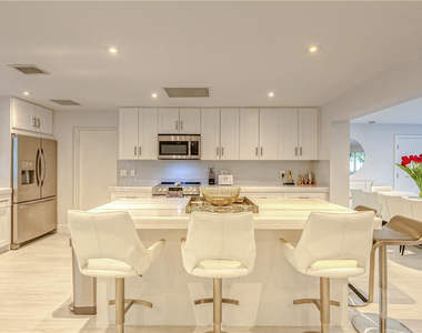 1800 Se Admirals Way - Photo Thumbnail 11