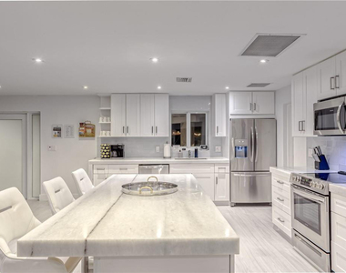 1800 Se Admirals Way - Photo Thumbnail 16