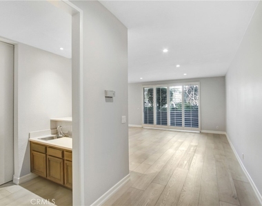 4949 Genesta Avenue - Photo Thumbnail 7