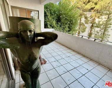 637 Wilcox Avenue - Photo Thumbnail 19