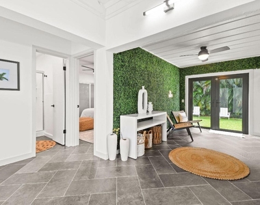 630 Ne 15th Place - Photo Thumbnail 5