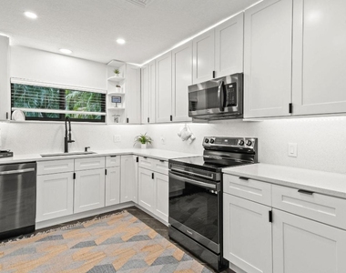 630 Ne 15th Place - Photo Thumbnail 10
