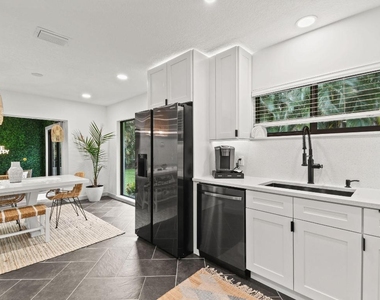 630 Ne 15th Place - Photo Thumbnail 12