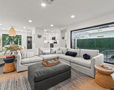 630 Ne 15th Place - Photo Thumbnail 9