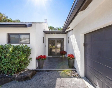 630 Ne 15th Place - Photo Thumbnail 3