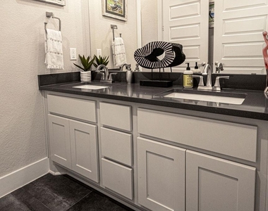 217 Northcrest Dr - Photo Thumbnail 8