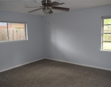 9902 Tolman Street - Photo Thumbnail 3