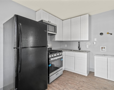 305 Roberts Street - Photo Thumbnail 4