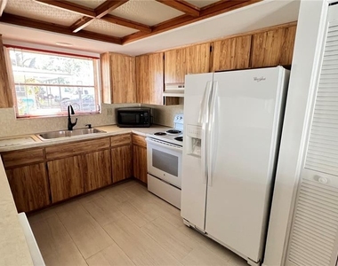 10548 86th Avenue N - Photo Thumbnail 7