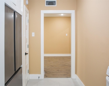 2301 Albans Road - Photo Thumbnail 14