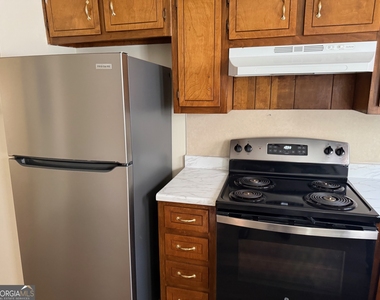 1085 Eastview Road Ne - Photo Thumbnail 4
