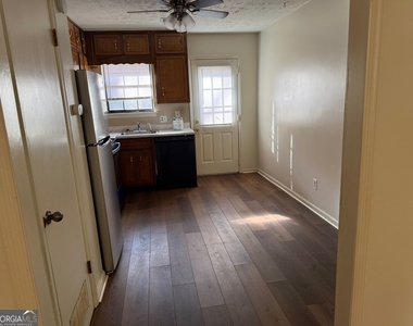 1085 Eastview Road Ne - Photo Thumbnail 2