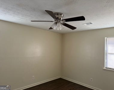 1085 Eastview Road Ne - Photo Thumbnail 6