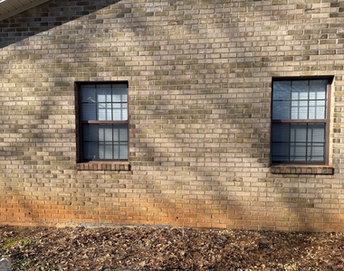 1085 Eastview Road Ne - Photo Thumbnail 12