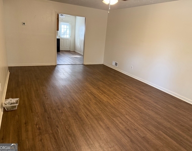 1085 Eastview Road Ne - Photo Thumbnail 1