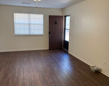 1085 Eastview Road Ne - Photo Thumbnail 9