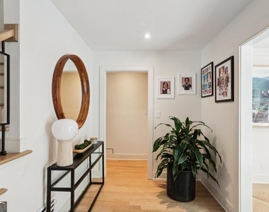 1007 Somerset Drive Nw - Photo Thumbnail 1