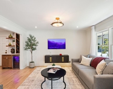 1007 Somerset Drive Nw - Photo Thumbnail 2