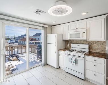 212 Randall Avenue - Photo Thumbnail 7