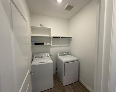 2521 Birchcrest Drive - Photo Thumbnail 16