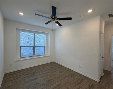 2521 Birchcrest Drive - Photo Thumbnail 12