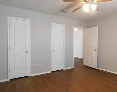 2214 Bernard Street - Photo Thumbnail 9