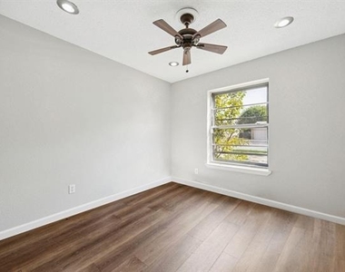 2801 Clearbrook Drive - Photo Thumbnail 13