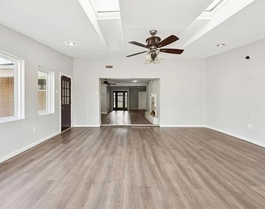 2801 Clearbrook Drive - Photo Thumbnail 11