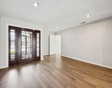2801 Clearbrook Drive - Photo Thumbnail 2