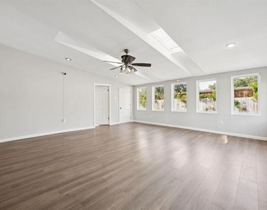 2801 Clearbrook Drive - Photo Thumbnail 10