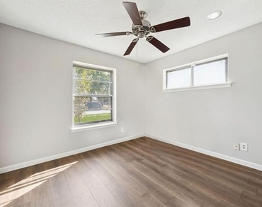 2801 Clearbrook Drive - Photo Thumbnail 14