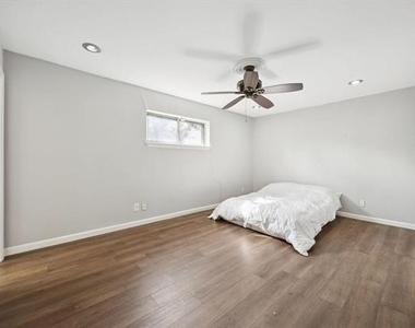 2801 Clearbrook Drive - Photo Thumbnail 16