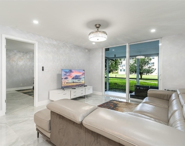 9523 S Hollybrook Lake Drive - Photo Thumbnail 15