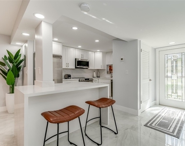 9523 S Hollybrook Lake Drive - Photo Thumbnail 10