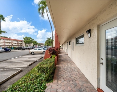 9523 S Hollybrook Lake Drive - Photo Thumbnail 24