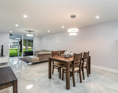 9523 S Hollybrook Lake Drive - Photo Thumbnail 4