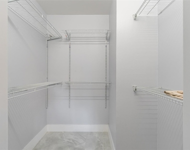 9523 S Hollybrook Lake Drive - Photo Thumbnail 8