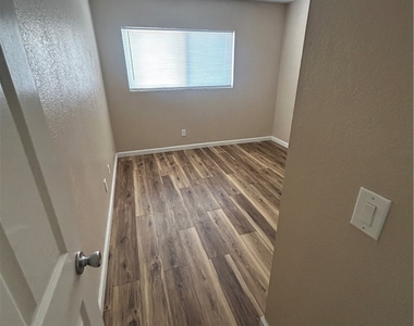 2469 W Acacia Avenue - Photo Thumbnail 15