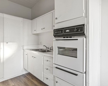 11131 Rose Avenue - Photo Thumbnail 6
