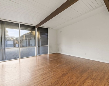 11131 Rose Avenue - Photo Thumbnail 3